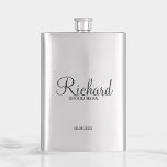 Petaca Groomsman personalizado con guión moderno<br><div class="desc">Regalos personalizados de Groomsman con el nombre personalizado del groomsman en un estilo de letra negro moderno con el título y la fecha boda en un estilo de letra sans serif moderno. También perfecto para el mejor hombre, padre de la novia, dama de honor, madre de la novia y más....</div>
