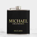 Petaca Groomsman personalizado de color negro y oro moder<br><div class="desc">Modern Black and Gold Personalized Groomsman Gifts con el nombre, el título y la fecha boda de un groomman personalizado en el estilo de tipo de letra clásico del serif en el fondo negro. También perfecto para el Mejor Hombre, Padre de la Novia y más. Nota: Los detalles del Relieve...</div>