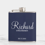 Petaca Groomsman personalizado de la Marina Azul moderna<br><div class="desc">Regalos personalizados de Groomsman con el nombre personalizado del groomsman en un estilo de letra blanco moderno con el título y la fecha boda en un estilo de letra sans serif moderno con fondo azul marino. También perfecto para el mejor hombre, padre de la novia, dama de honor, madre de...</div>