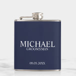 Petaca Groomsman personalizado de la Marina Azul moderna<br><div class="desc">Regalos Groomsman personalizados de la Marina Azul moderna con el nombre,  título y fecha boda personalizados del groomsman en estilo clásico de letra serif. También perfecto para el Mejor Hombre,  Padre de la Novia y más.</div>