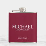 Petaca Groomsman personalizado de la raza borgoñona moder<br><div class="desc">Regalos Groomsman personalizados modernos con el nombre,  el título y la fecha boda de un groomman personalizado en un estilo de letra serif clásico blanco sobre fondo rojo burdeos. También perfecto para el Mejor Hombre,  Padre de la Novia y más.</div>