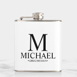Petaca Groomsman personalizado en blanco y negro moderno<br><div class="desc">Regalos Groomsman personalizados modernos en blanco y negro con monograma personalizado,  nombre y título del groomsman en estilo clásico de letra serif. También perfecto para el Mejor Hombre,  Padre de la Novia y más.</div>