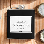 Petaca Groomsman simple Bowtie clásico personalizado<br><div class="desc">Brindar al groomsman con estilo con este matraz elegante y personalizado. Diseñado con una estética clásica en blanco y negro, este matraz puede ser personalizado con su nombre, rol y fecha boda, lo que lo convierte en un regalo destacado que apreciará. Perfecto para celebraciones pre-bodas o como un recuerdo memorable,...</div>