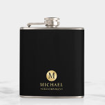 Petaca Groomsmen Masculino Personalizado en Negro y Oro<br><div class="desc">Añada un toque personal a su boda con un matraz de groomsmen personalizado. Este matraz presenta un monograma negro en un elemento de círculo dorado con nombre y título en un estilo de fuente profesional dorado sobre fondo negro. También perfecto para el mejor hombre, padre de la novia y más....</div>