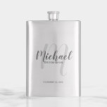 Petaca Groomsmen personalizado de escritura moderna<br><div class="desc">Añada un toque personal a su boda con un matraz de groomsmen personalizado. Este matraz presenta el nombre de groomsman personalizado en estilo de letra de escritura moderno gris y monograma en estilo de fuente de escritura moderno gris claro como fondo con título y fecha boda en estilo de fuente...</div>