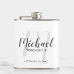Petaca Groomsmen personalizado de escritura moderna<br><div class="desc">Añada un toque personal a su boda con un matraz de groomsmen personalizado. Este matraz presenta el nombre personalizado de los groomsmen en estilo de letra de escritura moderno gris y monograma en estilo de fuente de escritura moderno gris claro como fondo con título y fecha boda en estilo de...</div>