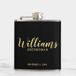 Petaca Groomsmen personalizado de escritura moderna<br><div class="desc">Flask de Groomsmen personalizado con guión moderno que presenta el nombre del groomsman personalizado en estilo de letra de escritura moderna de oro con título y fecha boda en sans serif moderno estilo de fuente sobre fondo negro. También perfecto para el Padre de la Novia, el Mejor Hombre y más....</div>