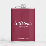 Petaca Groomsmen personalizado de escritura moderna<br><div class="desc">Flask de Groomsmen personalizado con guión moderno con el nombre del groomsman personalizado en estilo de letra de escritura blanco moderno con título y fecha boda en sans serif moderno estilo de fuente sobre fondo rojo burdeos. También perfecto para el Padre de la Novia,  el Mejor Hombre y más.</div>