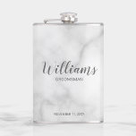 Petaca Groomsmen personalizado de escritura moderna<br><div class="desc">Flask de Groomsmen personalizado con guión moderno con el nombre personalizado de groomsman en estilo de letra de escritura moderno gris con título y fecha boda en sans modernos estilo de fuente serif sobre fondo de mármol blanco. También perfecto para el Padre de la Novia, el Mejor Hombre y más....</div>