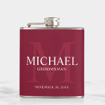 Petaca Groomsmen personalizado de la rojo borgoña<br><div class="desc">Añada un toque personal a su boda con un matraz de groomsmen personalizado. Este matraz presenta el nombre personalizado del groomsman con título y fecha boda en blanco y monograma en rojo burdeos claro como fondo, en estilo serif clásico, con fondo rojo burdeos. También perfecto para el mejor hombre, padre...</div>