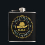 Petaca Groomsmen Personalizados con el logotipo rústico d<br><div class="desc">Regalos personalizados para padrinos con temática de vaquero occidental. Decorada con gorra de vaquero con letra occidental vintage. El texto y el color son editables utilizando la herramienta de diseño para que se ajuste a su ocasión. Obtén este regalo de personalizar para boda, despedida de soltero, fiesta de compromiso o...</div>