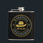 Petaca Groomsmen Personalizados con el logotipo rústico d<br><div class="desc">Regalos personalizados para padrinos con temática de vaquero occidental. Decorada con gorra de vaquero con letra occidental vintage. El texto y el color son editables utilizando la herramienta de diseño para que se ajuste a su ocasión. Obtén este regalo de personalizar para boda, despedida de soltero, fiesta de compromiso o...</div>
