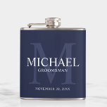 Petaca Groomsmen personalizados de la Marina Náutica Azul<br><div class="desc">Añada un toque personal a su boda con un matraz de groomsmen personalizado. Este matraz presenta el nombre personalizado del groomsman con título y fecha boda en blanco y monograma en azul marino claro como fondo, en estilo serif clásico, sobre fondo azul marino. También perfecto para el mejor hombre, padre...</div>