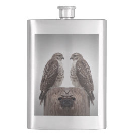 Petaca Halcones en un poste