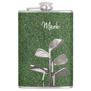 Petaca Hierro de golf sobre césped verde