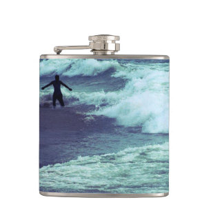 Petaca Hombre en las olas del mar