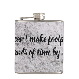 Petaca Huellas en la máscara de arena