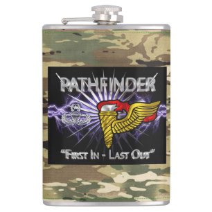 Petaca Insignia de Pathfinder-“Primero en entrar, último
