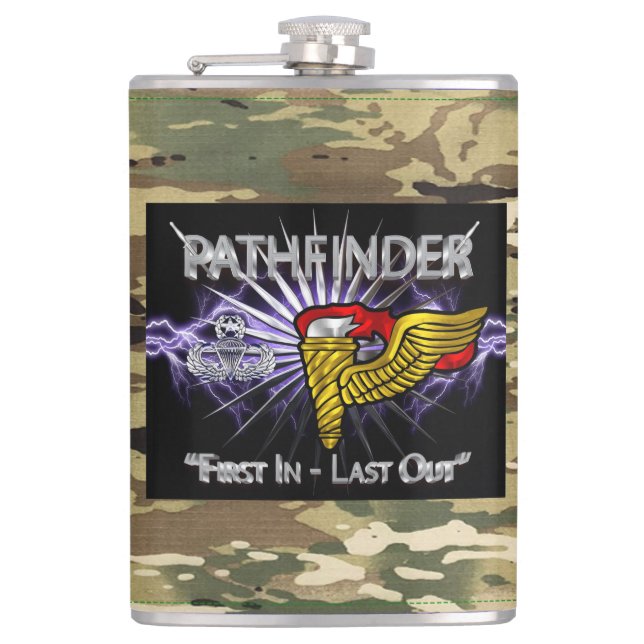 Petaca Insignia de Pathfinder-“Primero en entrar, último  (Anverso)