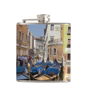 Petaca Italia, Venecia, góndolas amarradas a lo largo del