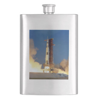 Petaca La Tierra tiembla mientras el Saturn V ilumina el
