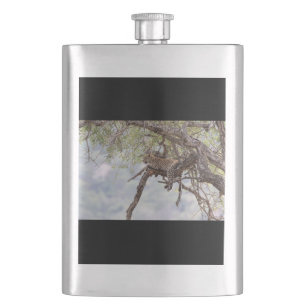 Petaca Leopardo en un árbol