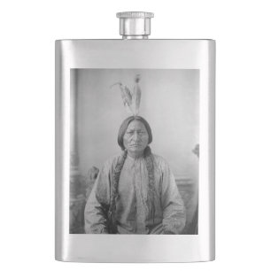 Petaca Líder lakota sacudiendo a indígenas norteamericano