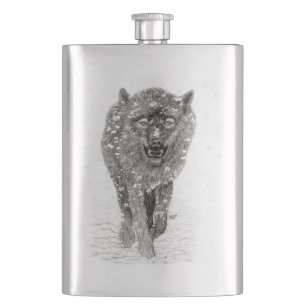 Petaca Lobo negro enojado en la nieve, invierno salvaje