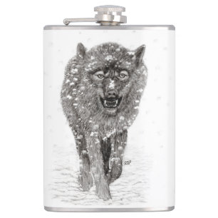 Petaca Lobo negro enojado en la nieve, invierno salvaje