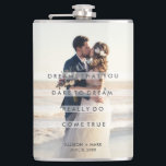 Petaca Los sueños de fotos del día de la boda se hacen re<br><div class="desc">Hermosa foto personalizada del día de boda "Sueños que se atreven a soñar realmente se hacen realidad",  frasco de citas para la pareja recién casada - personalizada con foto favorita del día de boda,  nombres y fecha boda.</div>