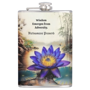 Petaca Lotus azul que emerge de las aguas turbias (vietna