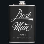 Petaca Magnífica tipografía retro negra para hombre más g<br><div class="desc">Este matraz personalizado es un elegante regalo vintage de Best Man. Fuente inspirada en Funky retro en blanco sobre fondo negro y tu nombre y fecha de elección! ¿Desea más elementos bodas en este estilo? ¡Envíame un mensaje!</div>