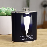 Petaca Matraz de Boda del Tuxedo Azul de medianoche<br><div class="desc">Un esmoquin azul de medianoche con espacio para el nombre y la fecha de boda de su Bridesman o Groomsman. Hace un gran regalo de agradecimiento para cualquier miembro de la Bridal Party</div>