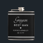 Petaca Mejor partido de matrimonio personalizado de Perso<br><div class="desc">La máscara del partido de la boda del nombre personalizado del mejor Personalizado masculino presenta el nombre del mejor hombre con los nombres de la pareja nupcial y la fecha boda acentuada con un pequeño corazón de amor. Personalizado hizo para el Mejor Hombre. Diseñado por ©2024 Evco Studio www.zazzle.com/store/evcostudio</div>