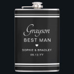 Petaca Mejor partido de matrimonio personalizado de Perso<br><div class="desc">La máscara del partido de la boda del nombre personalizado del mejor Personalizado masculino presenta el nombre del mejor hombre con los nombres de la pareja nupcial y la fecha boda acentuada con un pequeño corazón de amor. Personalizado hizo para el Mejor Hombre. Diseñado por ©2024 Evco Studio www.zazzle.com/store/evcostudio</div>