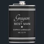 Petaca Mejor partido de matrimonio personalizado de Perso<br><div class="desc">La máscara del partido de la boda del nombre personalizado del mejor Personalizado masculino presenta el nombre del mejor hombre con los nombres de la pareja nupcial y la fecha boda acentuada con un pequeño corazón de amor. Personalizado hizo para el Mejor Hombre. Diseñado por ©2024 Evco Studio www.zazzle.com/store/evcostudio</div>