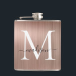 Petaca Metalizado de acero cepillado rosado en monograma<br><div class="desc">Rojo rosa Oro Girly Script Monograma Acero cepillado Metalizado</div>