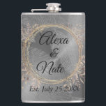 Petaca Moda Feathers Floral Wreath Boda<br><div class="desc">Las plumas de plata de moda sobre un fondo plateado brillante combinado con una corona floral dorada y elegante donde se puede personalizar creando elegantes vibraciones boho románticas.</div>