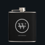 Petaca Monograma Boda personalizado Groomsmen<br><div class="desc">Personalizó este matraz con el monograma y el nombre de los padrinos. Blanco y negro,  clásico,  sencillo y moderno con un espacio que incluye los nombres de la novia y del novio y la fecha de boda en la parte posterior. Fácil de personalizar y personalizar. Elegante fondo negro.</div>