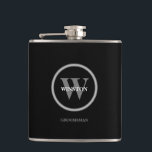 Petaca Monograma Boda personalizado Groomsmen<br><div class="desc">Personalizó este matraz con el monograma y el nombre de los padrinos. Blanco y negro,  clásico,  sencillo y moderno con un espacio que incluye los nombres de la novia y del novio y la fecha de boda en la parte posterior. Fácil de personalizar y personalizar. Elegante fondo negro.</div>