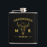 Petaca Monograma de Groomsmen Personalizado de Cowboy Occ<br><div class="desc">Regalos personalizados para los padrinos con tema de vaquero del oeste. Decorada con gorra de vaquero con letra occidental vintage. El texto y el color de fondo son editables utilizando la herramienta de diseño para que se ajuste a su ocasión. Obtén este regalo de personalizar para boda, despedida de soltero,...</div>