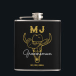 Petaca Monograma de Groomsmen personalizado del país<br><div class="desc">Regalos personalizados para los padrinos con tema de vaquero del oeste. Decorada con gorra de vaquero con letra occidental vintage. El texto y el color de fondo son editables utilizando la herramienta de diseño para que se ajuste a su ocasión. Obtén este regalo de personalizar para boda, despedida de soltero,...</div>