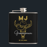 Petaca Monograma de Groomsmen personalizado del país<br><div class="desc">Regalos personalizados para los padrinos con tema de vaquero del oeste. Decorada con gorra de vaquero con letra occidental vintage. El texto y el color de fondo son editables utilizando la herramienta de diseño para que se ajuste a su ocasión. Obtén este regalo de personalizar para boda, despedida de soltero,...</div>