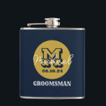 Petaca Monograma de Groomsmen Rústico de Cowboy Occidenta<br><div class="desc">Regalos personalizados para padrinos con temática de vaquero occidental. Decorada con gorra de vaquero con letra occidental vintage. El texto y el color son editables utilizando la herramienta de diseño para que se ajuste a su ocasión. Obtén este regalo de personalizar para boda, despedida de soltero, fiesta de compromiso o...</div>