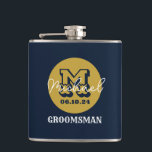 Petaca Monograma de Groomsmen Rústico de Cowboy Occidenta<br><div class="desc">Regalos personalizados para padrinos con temática de vaquero occidental. Decorada con gorra de vaquero con letra occidental vintage. El texto y el color son editables utilizando la herramienta de diseño para que se ajuste a su ocasión. Obtén este regalo de personalizar para boda, despedida de soltero, fiesta de compromiso o...</div>
