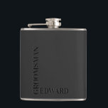 Petaca Monograma de la tipografía Grabado en relieve Groo<br><div class="desc">Un regalo perfecto para tu novio. Tipografía negra minimalista con aspecto grabado en relieve y nombre personalizado del groomsman.</div>