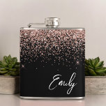 Petaca Monograma del Purpurina de oro rosa de Rubor negro<br><div class="desc">Girly Black y Rosa Gold - Rubor de imitación rosada Relieve metalizado Metallic Sparkle Purpurina Monograma y máscara de Fiesta inicial. Esto hace que el dulce perfecto cumpleaños 16, boda, ducha de novia, aniversario, ducha de bebé o fiesta de soltera sea regalo para alguien que ama el lujo glam y...</div>