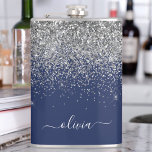 Petaca Monograma del Purpurina de plata azul de la marina<br><div class="desc">El Purpurina de espuma azul de plata y marina se cepilló el nombre del monograma Metalizado y el matraz del Fiesta inicial. Esto hace que el dulce perfecto cumpleaños 16, boda, ducha de novia, aniversario, ducha de bebé o fiesta de soltera sea regalo para alguien que ama el lujo glam...</div>