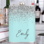 Petaca Monograma del Purpurina plateado Verde azulado azu<br><div class="desc">Nombre del Monograma del Purpurina Plata Azul Verde azulado Aqua y matraz del Fiesta inicial. Esto hace que el dulce perfecto cumpleaños 16,  boda,  ducha de novia,  aniversario,  ducha de bebé o fiesta de soltera sea regalo para alguien que ama el lujo glam y los estilos de moda.</div>