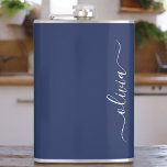 Petaca Monograma moderno azul y blanco de la Marina<br><div class="desc">Presentamos nuestra colección de Monogramas Moderno Azul y Blanco de la Marina: Eleva tu decoración de casa con nuestra sofisticada colección con un diseño contemporáneo de color azul marino y blanco. Cada una de las piezas está meticulosamente diseñada para exudar elegancia y estilo, perfecto para añadir un toque de modernidad...</div>